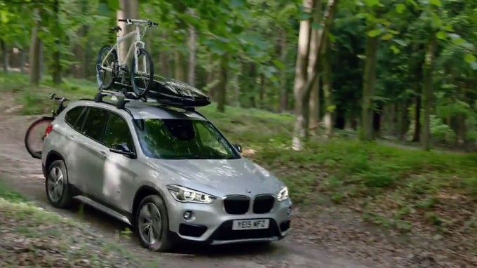 新型BMW X1のオプション装備ムービー。ルーフボックスや自転車キャリア